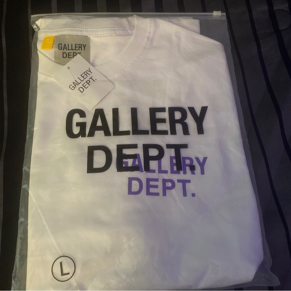 Gallery dept tee size large